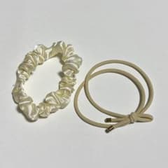 サテンシュシュとメタルパーツ付きヘアゴム 2点セットのサムネイル