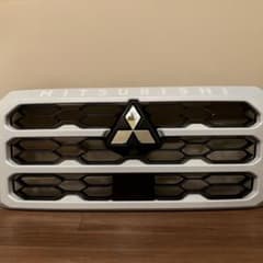 三菱 トライトン GSR LC2T 純正フロントグリル（ホワイトダイヤモンド