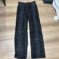 ZARA パイソン柄 パンツのサムネイル
