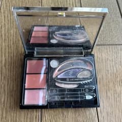 オーブ クチュール デザイニングジュエルコンパクトH WT04 - メルカリ
