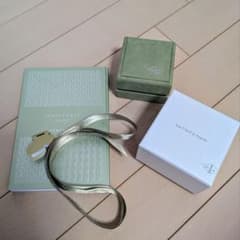 Van Cleef 6点セット ネックレスケース.箱.リボン.本.お手入れ道具 Van Cleef 4点セット ネックレスケース.箱.リボン.本 - メルカリ