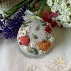 ハンドメイドくるみボタン刺繍ブローチ♡パンプキンと林檎のリースのサムネイル
