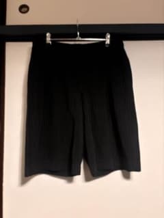 HOMME PLISSÉ ISSEY MIYAKE ブラックショートパンツのサムネイル