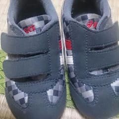 値下げしました※美品　asics　子供靴　スニーカーのサムネイル
