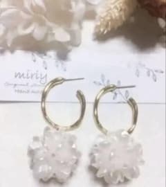 チタンポストデザインフープ×シェルフラワーボール ピアスのサムネイル