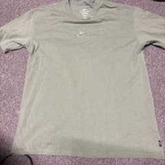 NIKE The Nike Tee Tシャツ カーキ Mサイズのサムネイル