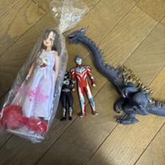 ウルトラマンフィギュアセットと人形のサムネイル