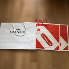COACH ショップ袋 ホワイト 約30cm x 40cm COACH ショップ袋 白/赤 約40cm x 30cm - メルカリ