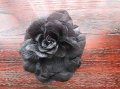 黒い花形ヘアアクセサリーのサムネイル