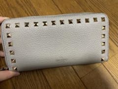 美品】VALENTINO スタッズ付き長財布ライトグレー - メルカリ
