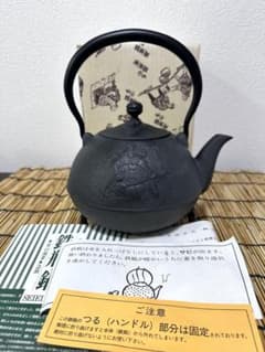 未使用品、供箱、栞付　南部盛栄堂販売　南部特製銘 １２型 龍文様　南部鉄瓶 未使用品、供箱等付属品付 南部盛榮堂OIGEN造 弁財天文様 南部