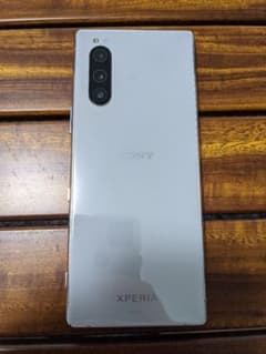 Xperia 5 グレー 64 GB auのサムネイル