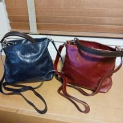 GIANNI CHIARINI 本革 バッグ ネイビーと レッドの2点セットのサムネイル