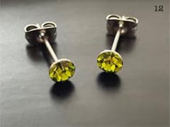 ▽スワロフスキー 一粒ピアス 4mm 渋グリーン ステンレス 12 - メルカリ