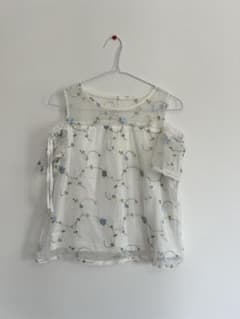オフショルダー 花柄刺繍 シフォントップスのサムネイル