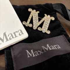MaxMara M字型クリスタルブローチ - メルカリ