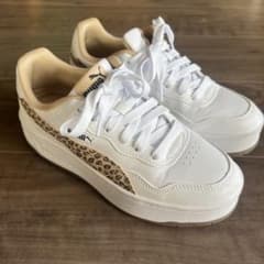 PUMA ホワイト ヒョウ柄 スニーカーのサムネイル