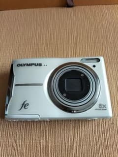 OLYMPUS／FE-21。デジタルカメラ。【作動確認済み　単三電池2本使用】。 OLYMPUS／FE-21。デジタルカメラ。【作動確認済み 単三電池2本使用