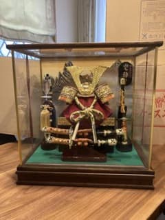 伝統的 五月人形 ガラスケース付き 吉徳雅工房 連山金盛上げケース兜