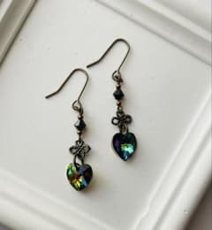 ブラックABハートピアス　スワロフスキー使用　大人可愛い　オーロラのサムネイル