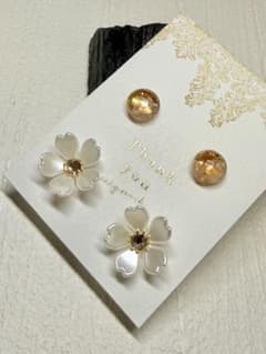 レジン　花　キラキラ　ゴールド　ステンレスポスト　匿名配送のサムネイル