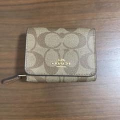 COACH コーチ　三つ折り財布のサムネイル