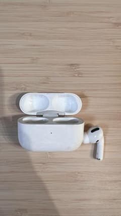 AirPods pro 1 ケースと右のサムネイル