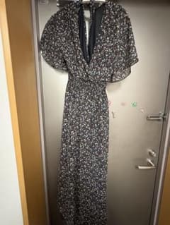 花柄　黒　ロングワンピースのサムネイル