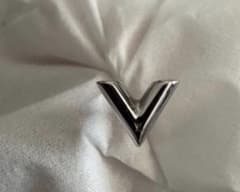 LOUIS VUITTON エセンシャルV ピアス 片耳用 シルバー - メルカリ