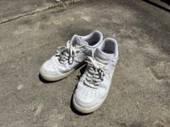Nike Air Force 1 ホワイトスニーカーのサムネイル