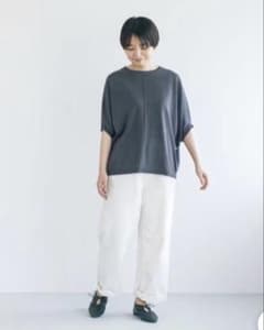 ゆったりなのにちゃんと見え 絶妙シルエットのサマーニット　チャコールグレーのサムネイル