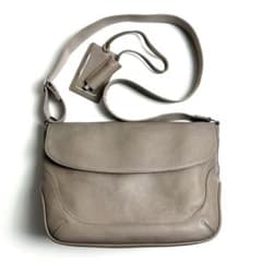 【美品】ペッレモルビダ/フラップレザーショルダーバッグ/グレージュ/本革/シボ革 美品】ペッレモルビダ/フラップレザーショルダーバッグ/グレージュ/本
