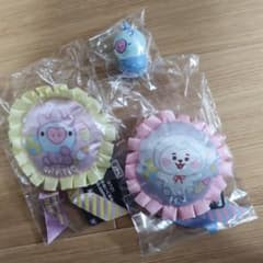 BT21 프릴 첨부 봉제인형 배지 맨&얼 제이