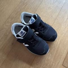 New Balance キッズスニーカー 黒/白のサムネイル