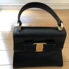 h.y umiiiフェラガモ黒 レザー ハンドバッグ クラシック h.y umiii様専用フェラガモ黒 レザー ハンドバッグ クラシック - メルカリ