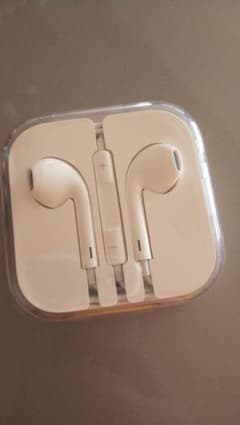 新品未使用！！ アップル 純正 イヤホンのサムネイル