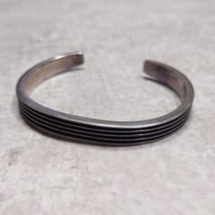 NAVAJO Francis Jones 4ラインバングル SLV925 NAVAJO Francis Jones 4ラインバングル SLV925 - メルカリ