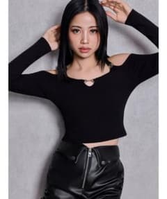 GYDA メタルパーツ付 オフショル長袖トップス ブラックのサムネイル