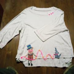 お値下げしました♥ アルベロのぶたさんが犬を散歩させて いる、かわいいTシャツのサムネイル
