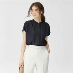 美品23区 パールボタンバックサテンジョーゼット ギャザー