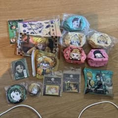 鬼滅の刃 缶バッジ ポーチ アクリルキーホルダー まとめ売り - メルカリ