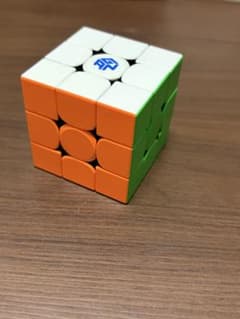 GAN 競技用ルービックキューブ 3x3 箱、説明書付きのサムネイル