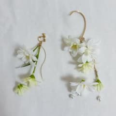 フラワーイヤーカフ　イヤリング　アーティフィシャルフラワー　2点セットのサムネイル