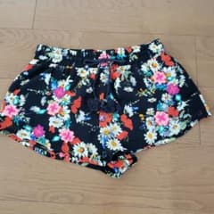 Bershka　花柄 ショートパンツのサムネイル