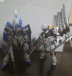 rg Hi-νガンダム rg νガンダム 組立済みのサムネイル
