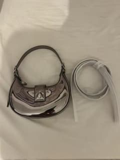 Charles & Keith シルバーハンドバッグ 付属ストラップ付きのサムネイル