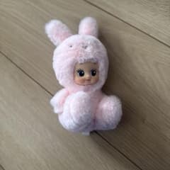 ウサギコスチュームのぬいぐるみ人形のサムネイル