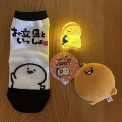 문구와 함께 양말과 마스코트 세트
