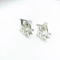 な*様 ディオール✨️ ピアス ロゴ シルバー - メルカリ