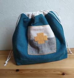 ブルーグリーンの生地　刺し子糸　手刺繍　マチ付き巾着　ハンドメイドのサムネイル